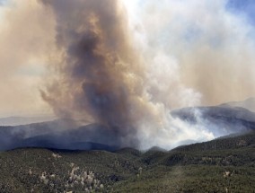 科罗拉多州野火造成1人死亡，大火席卷美国西部大片地区